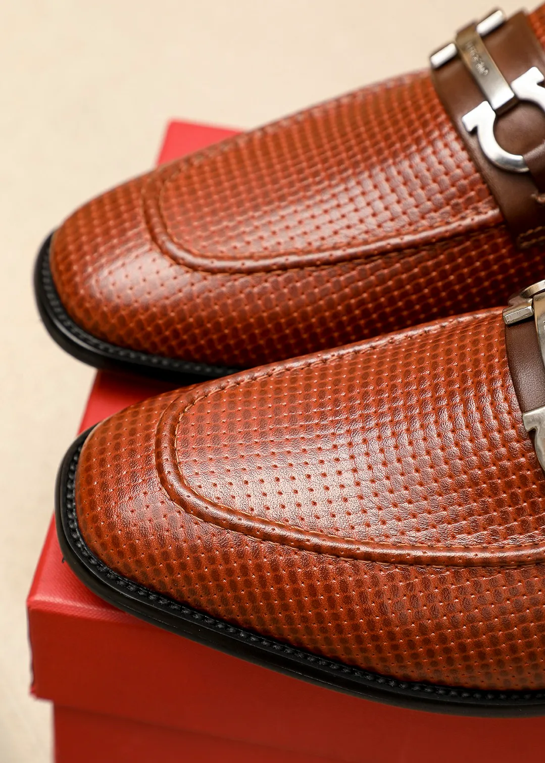 Men's shoes 💰462 💐 Product trademark: Ferragamo "Ferragamo" casual leather shoes Regular size: 38-44 (45.46🉑️customized) Product materials: Selected imported first-layer calfskin embossed upper + luxury hardware buckle, imported water-dyed cow leather lining. Strong three-dimensional visual effect, original outsole color: 2 colors available